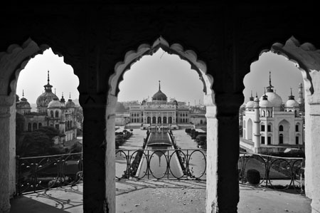 Le Husainabad Imambara, le tombeau de Zinat Algiya et le Jawab. Vue depuis la loge au dessus de la porte monumentale d’entrée. 2009 © Antonio Martinelli