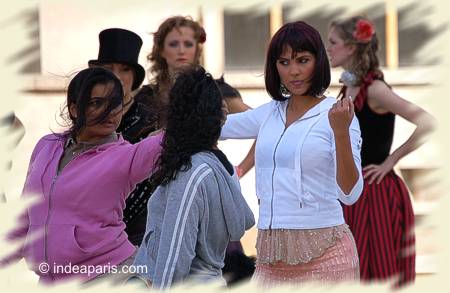 Vaibhavi Merchant avec Lara Dutta sur le tournage de Jhoom Barabar Jhoom à Paris