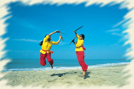 Kalarippayatt sur une plage du Kerala